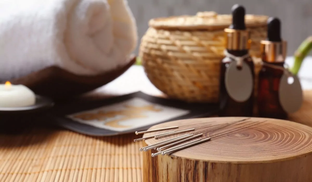 Mesa de atendimento com agulhas e elementos da medicina chinesa